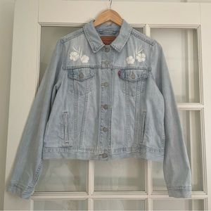 Levi's light wash denim trucker jacket white floral embroidery XL 29945-0029